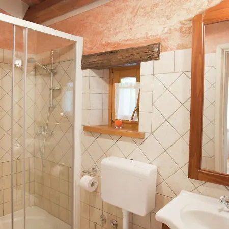 Authentic In Barban With Swimming Pool بيت للعطل *